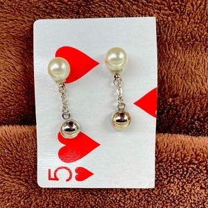 Silver and pearl earrings (post)